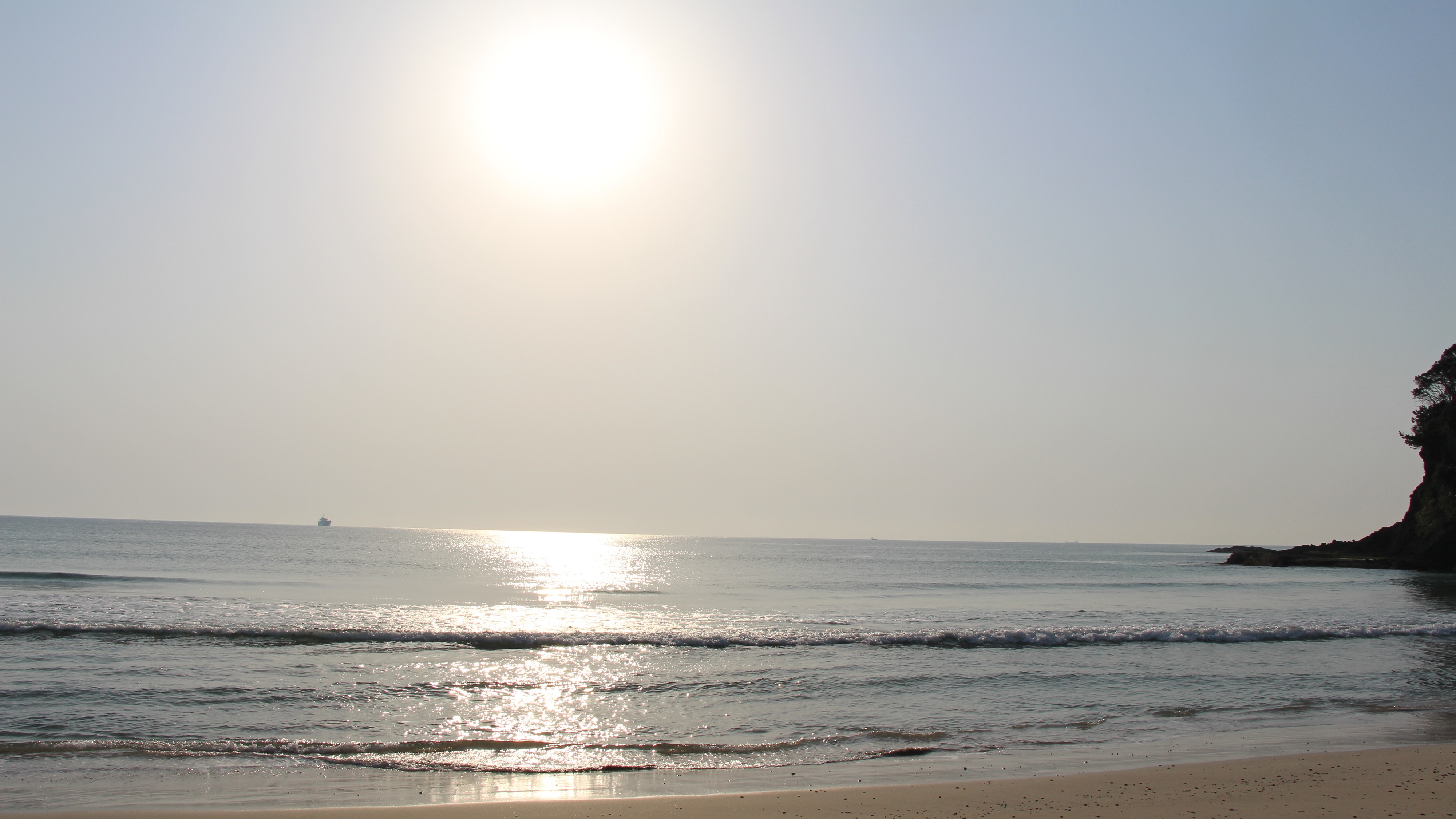 朝日の白浜海岸