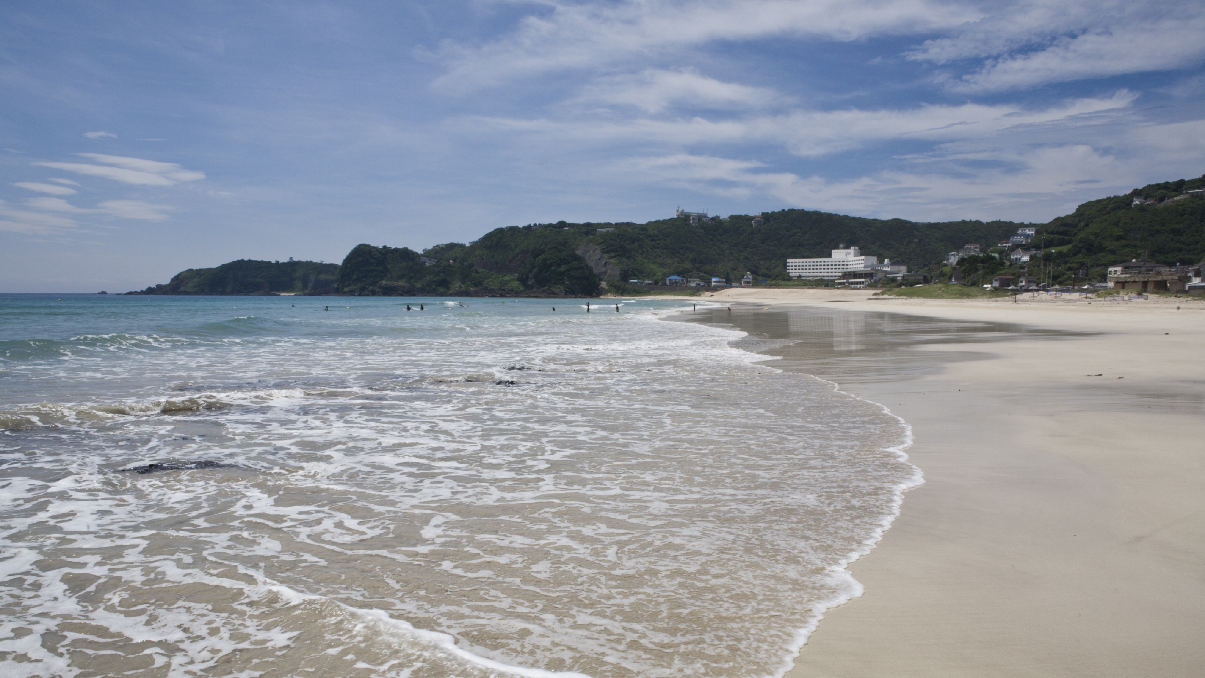 白浜海岸からのぞむホテル伊豆急