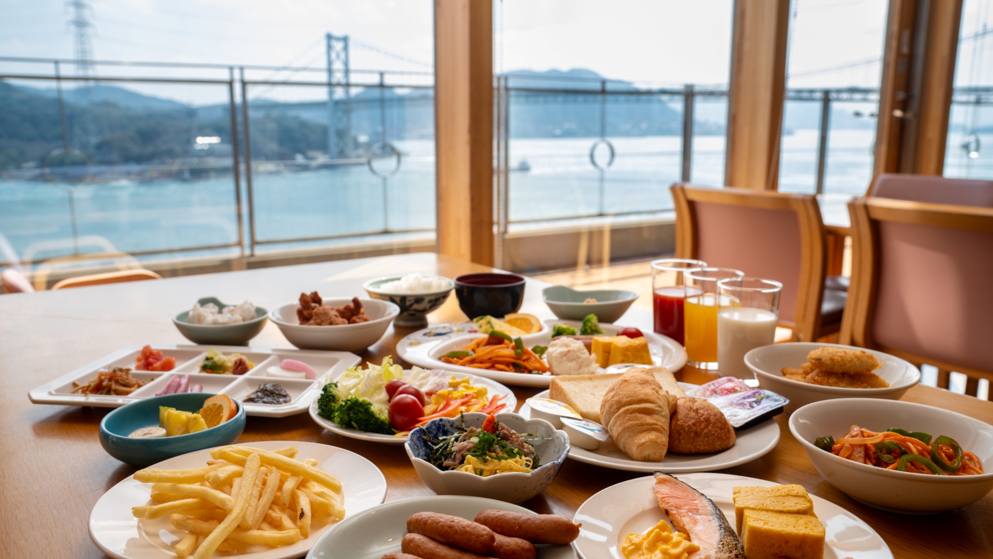 【朝食】朝日の昇る幻想的な海峡を望みながらの朝食