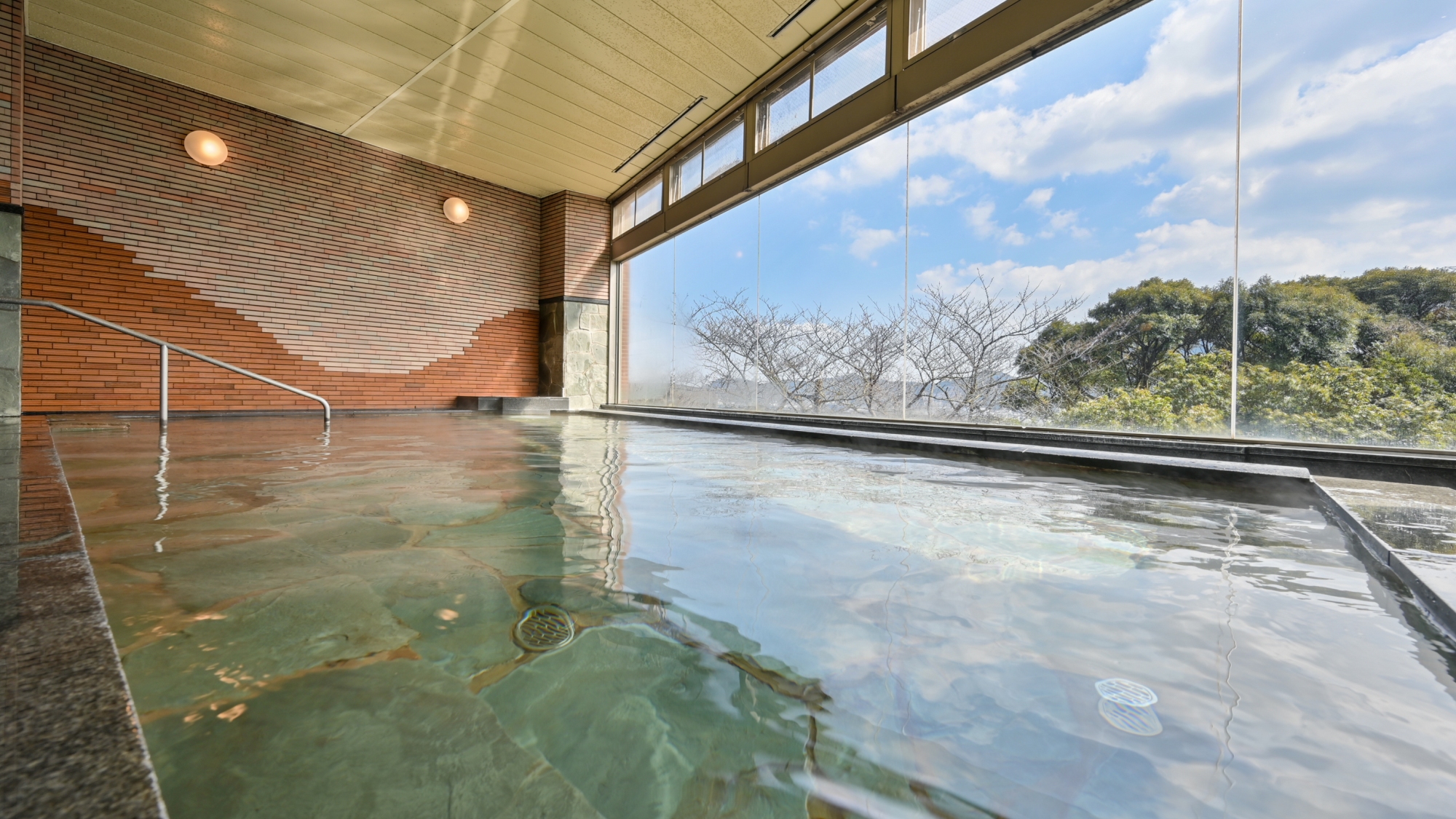 【大浴場】潮風の湯_窓に広がる関門海峡の素晴らしい景色を眺めながら湯に浸かる贅沢