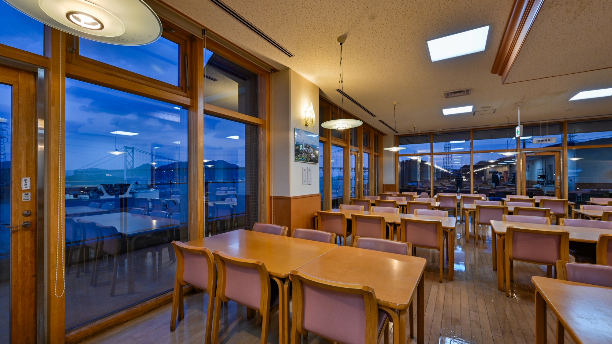 【レストラン】Ayasofya_関門橋の周囲は夕暮れから徐々に色とりどりの美しい灯りで彩られていきま