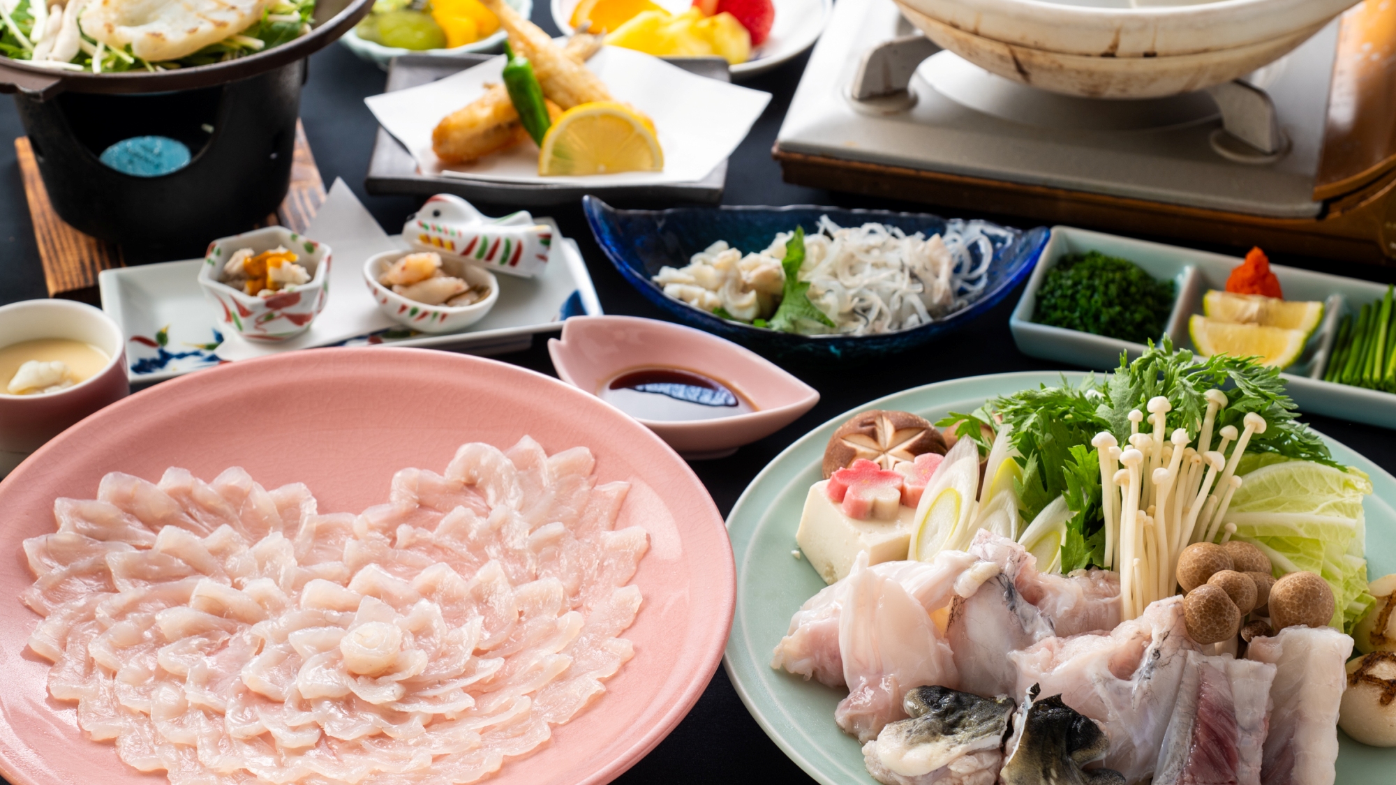 【ふく恋プラン】淡いピンクの萩焼のお皿にふく刺しをハート型に盛り付け