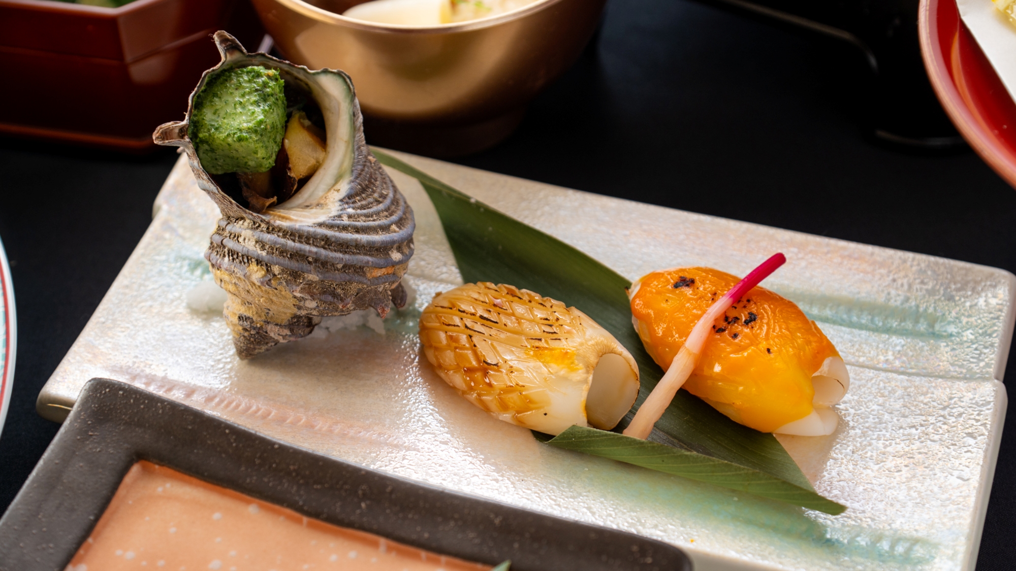 【下関満関善席】北浦産栄螺のエスカルゴバター、特牛烏賊の素焼きと松笠焼きの2種盛り