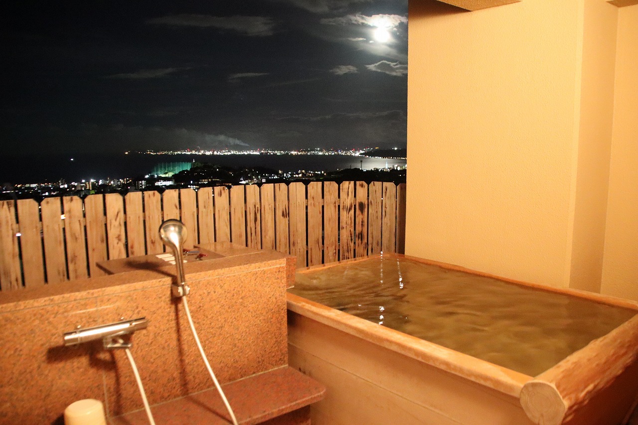 温泉に浸かりながら、煌めく夜景を独り占め