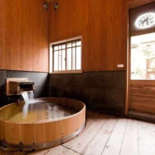 【客室風呂】　「紅葉」には大き目の造りのヒノキ桶風呂と露天風呂とが備わっております