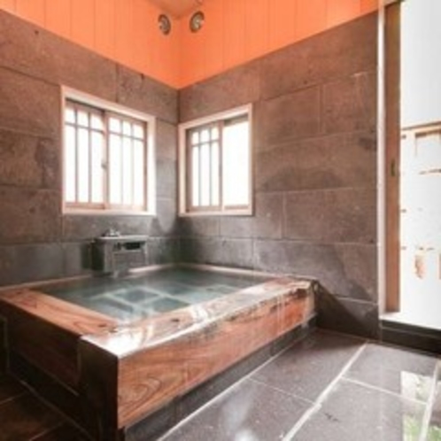 【客室風呂】　貴賓室「草庵」には大きめの造りのヒノキ内湯と露天風呂とが備わっております