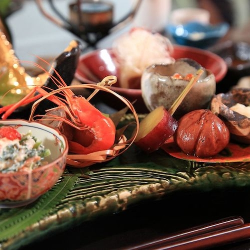 【夕食】日本独自の四季を愉しむという文化。当館でも日本文化を尊重したお料理を提供しております／例