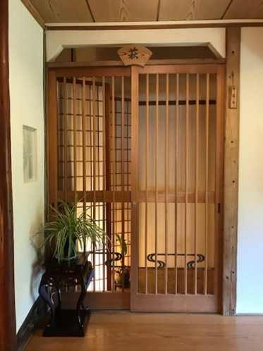 　【萩】入口、格子戸の脇にドアがあり、この字型の廊下でお離れ感の出る可愛らしい部屋です。