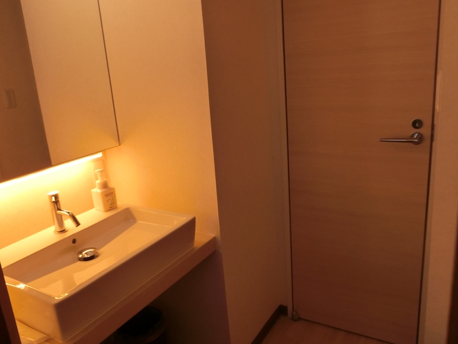 　【秋月の間】　お部屋専用の洗面台と専用トイレのドア