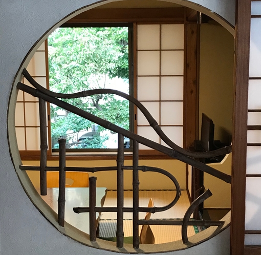 　【秋月】昔ながらの竹丸窓