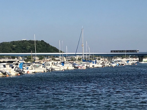 　表玄関から出て見える平潟湾とモノレール　潮風が気持ち良い散歩道です。