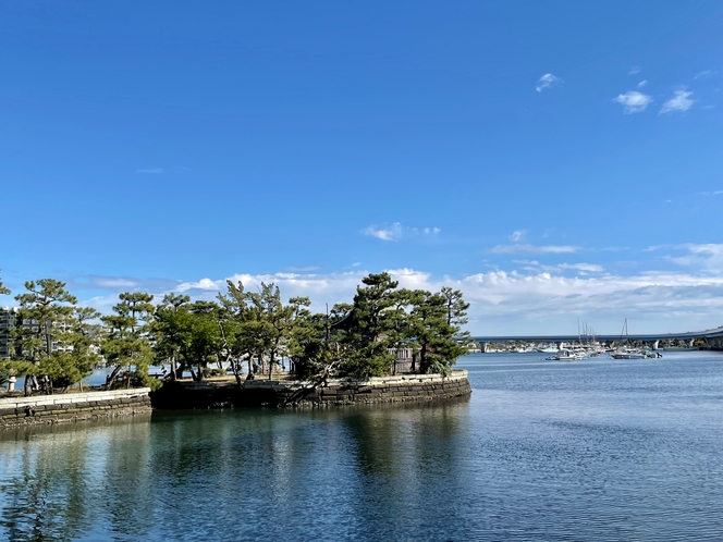 旅館前の海岸、琵琶島