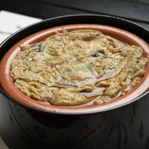 *柳川鍋/霞ヶ浦名産の一つ。ぐつぐつ煮込み、たまごでとじた鍋は温かい内に！