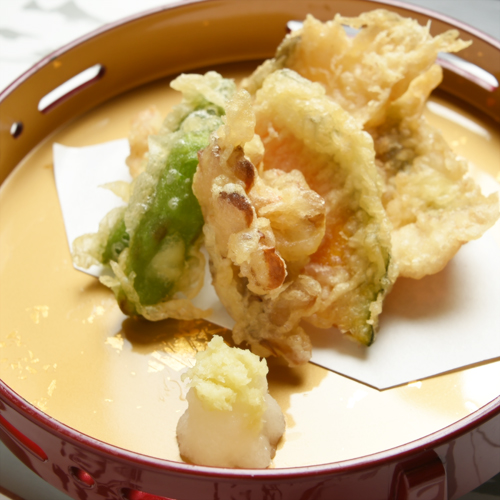 *天ぷら/揚物は季節によって中身は変わります、さっくりさくさく、大人から子供まで楽しめる一品