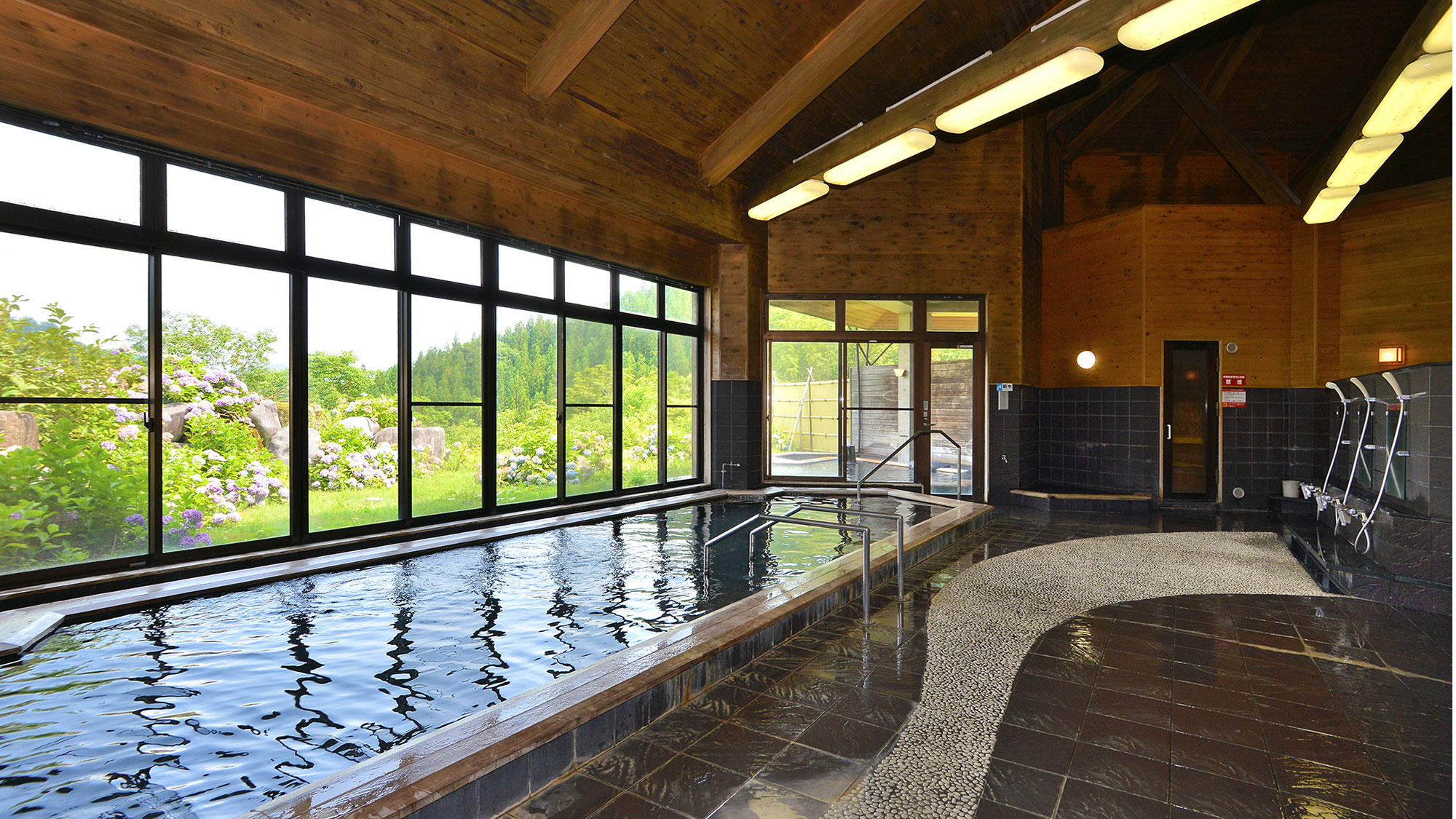 【大浴場／檜風呂】お肌がツルツルになる美肌効果がある温泉