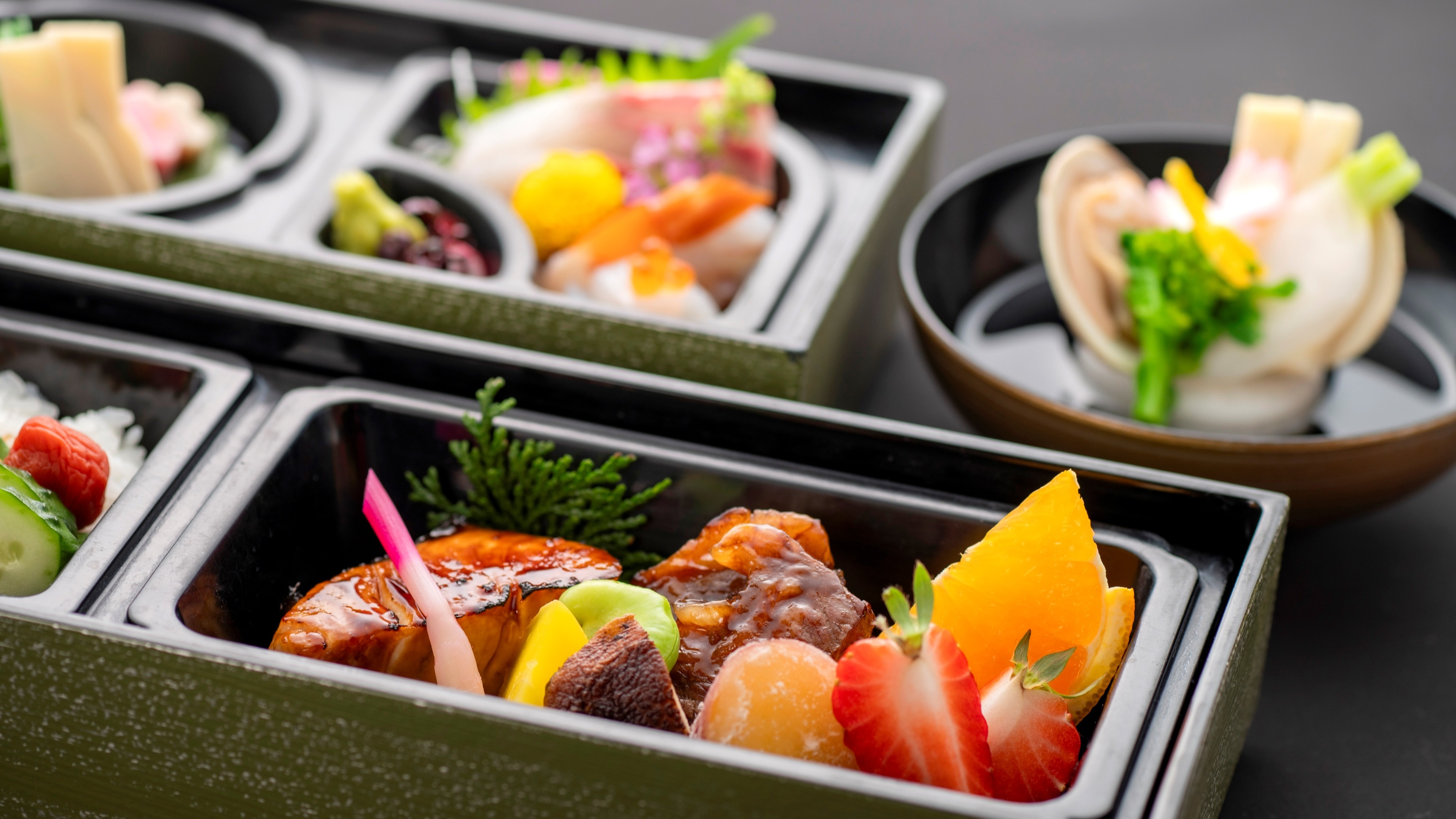 お部屋でゆったり、海景色を肴に味わう「駿河湾弁当」