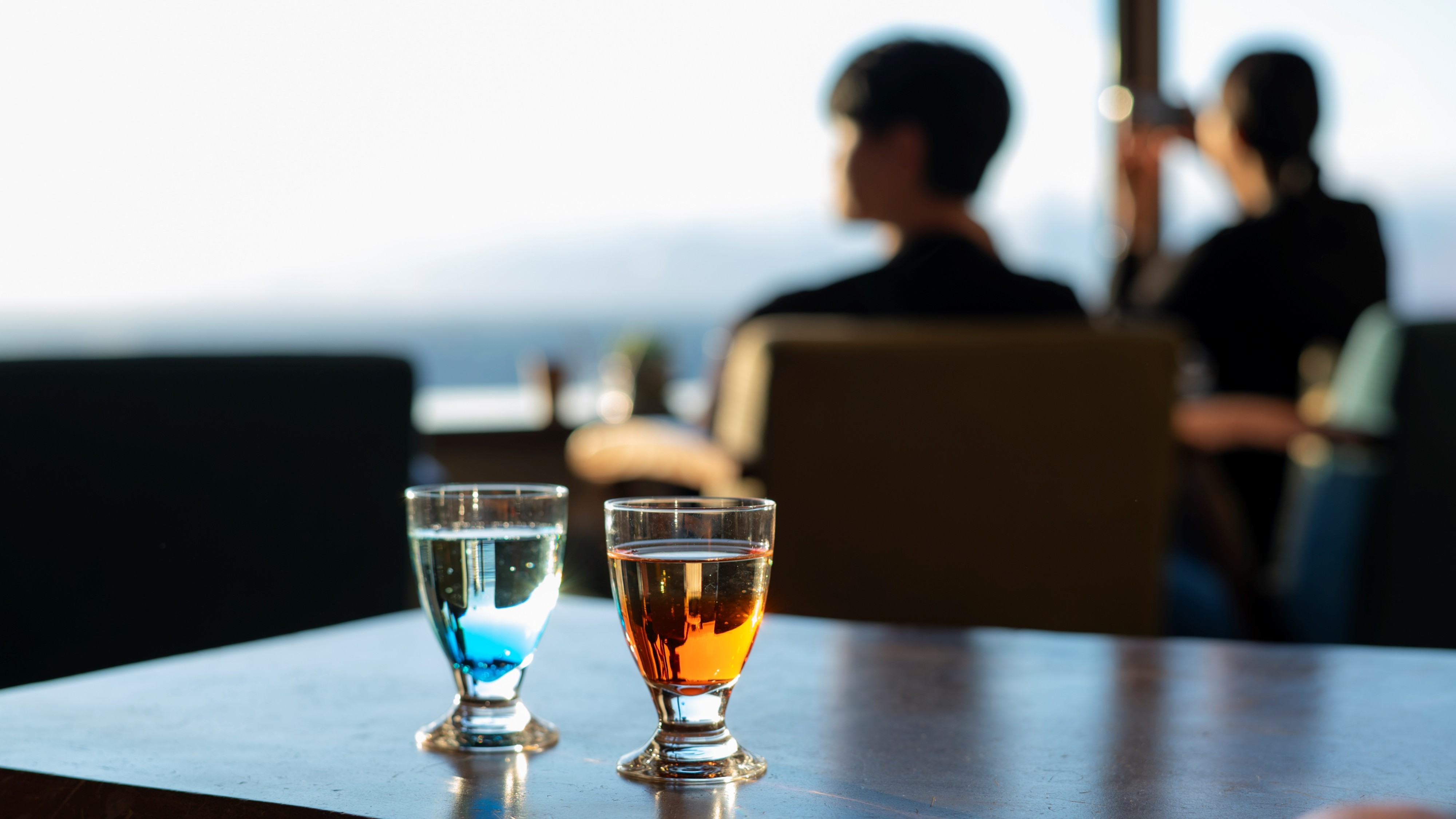 オーシャンビューのラウンジで乾杯