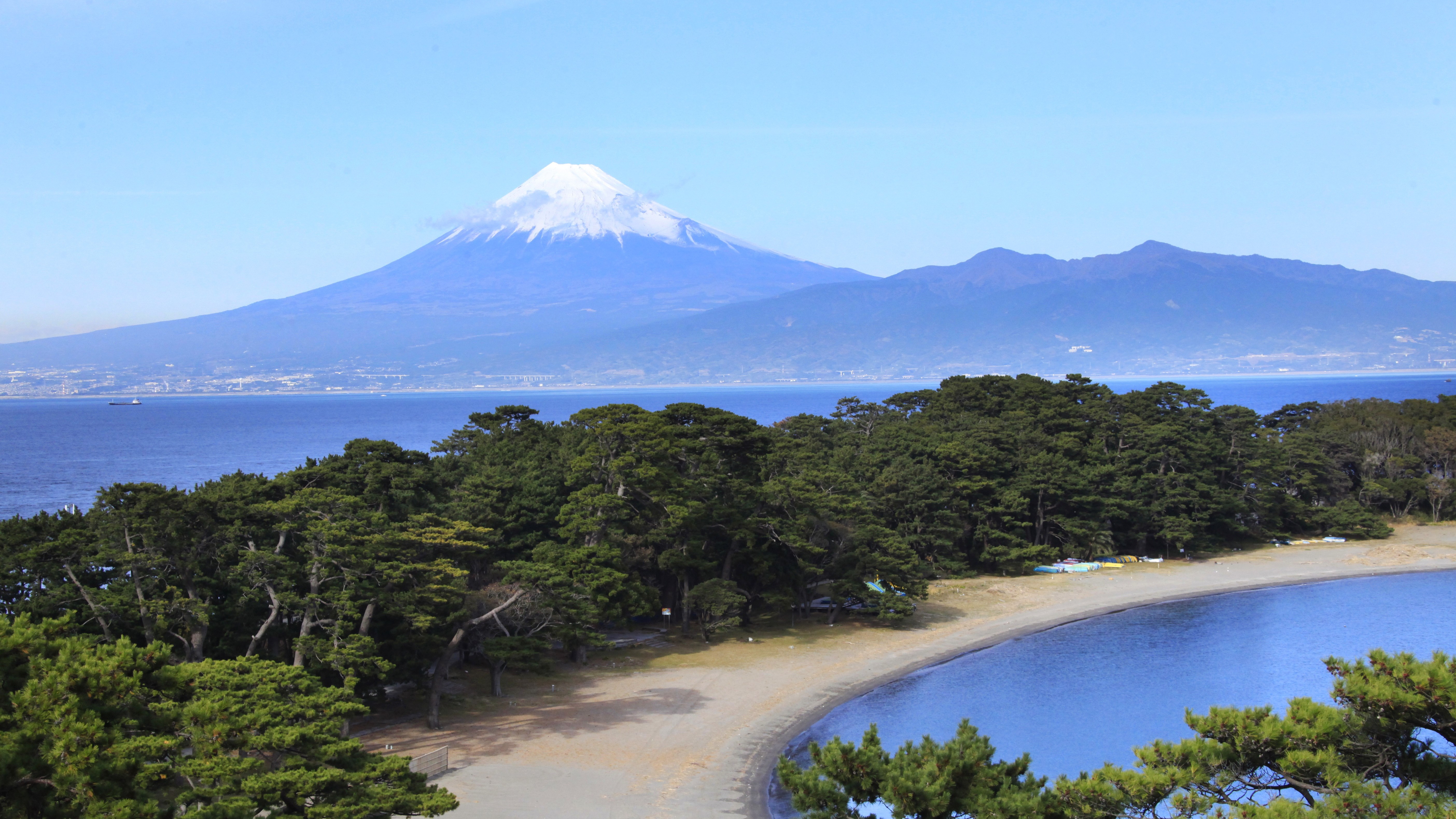 御浜岬越しの富士山