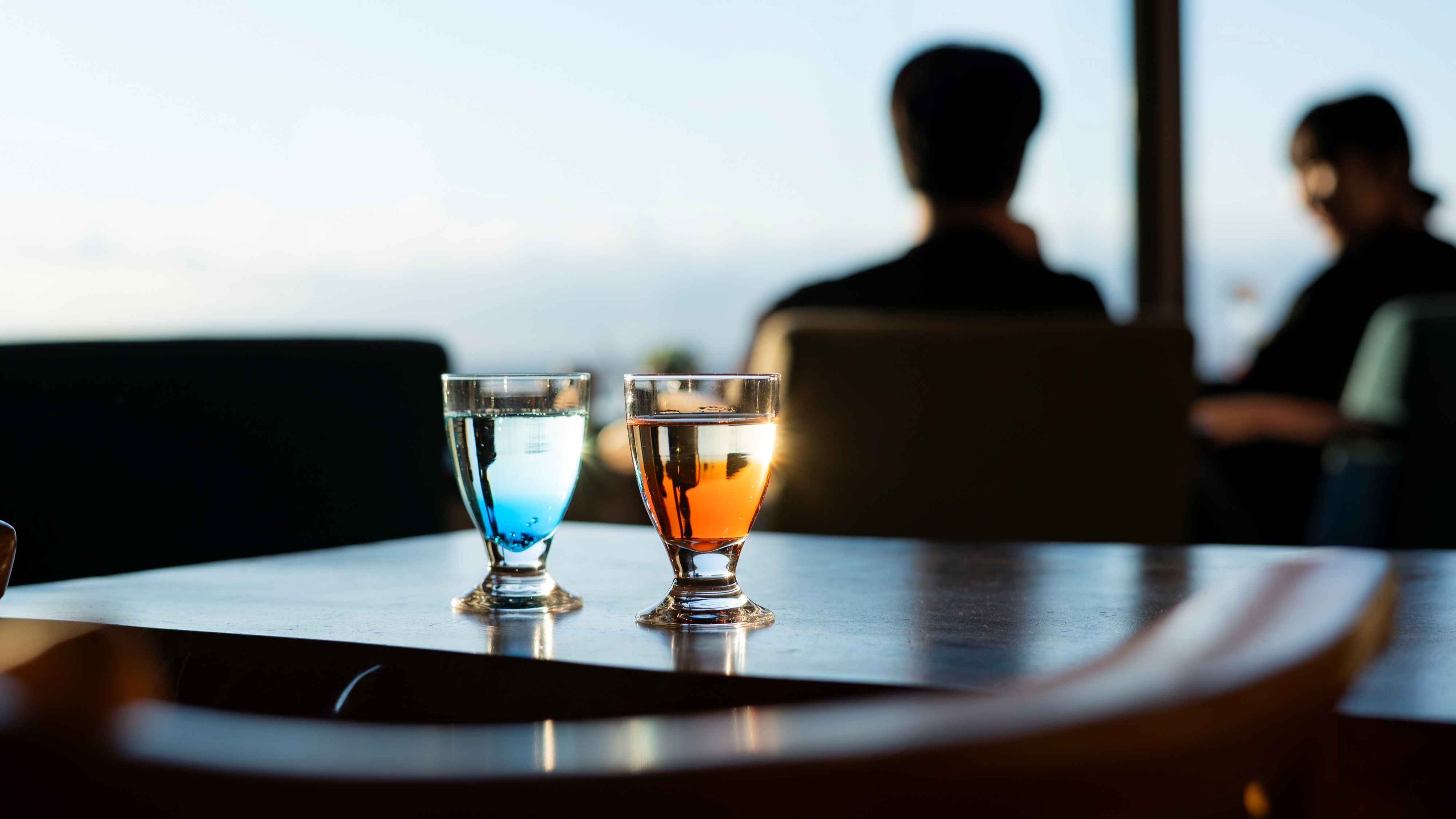 オーシャンビューのラウンジで乾杯