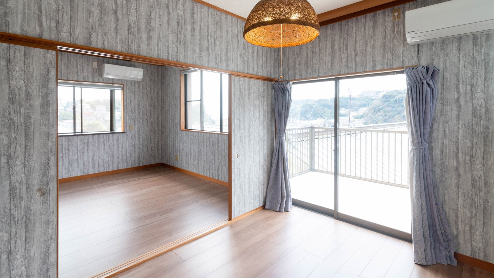 ・【2階寝室】6畳と8畳の2部屋。大きな窓から明るい陽射しが差し込みます