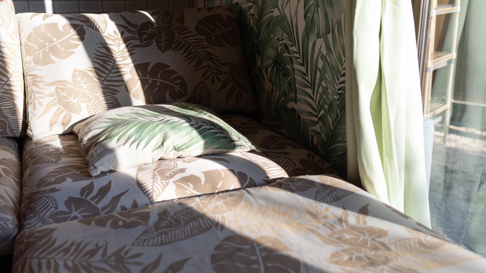 ・【インテリア】南国風のリーフ柄が部屋の雰囲気にマッチ