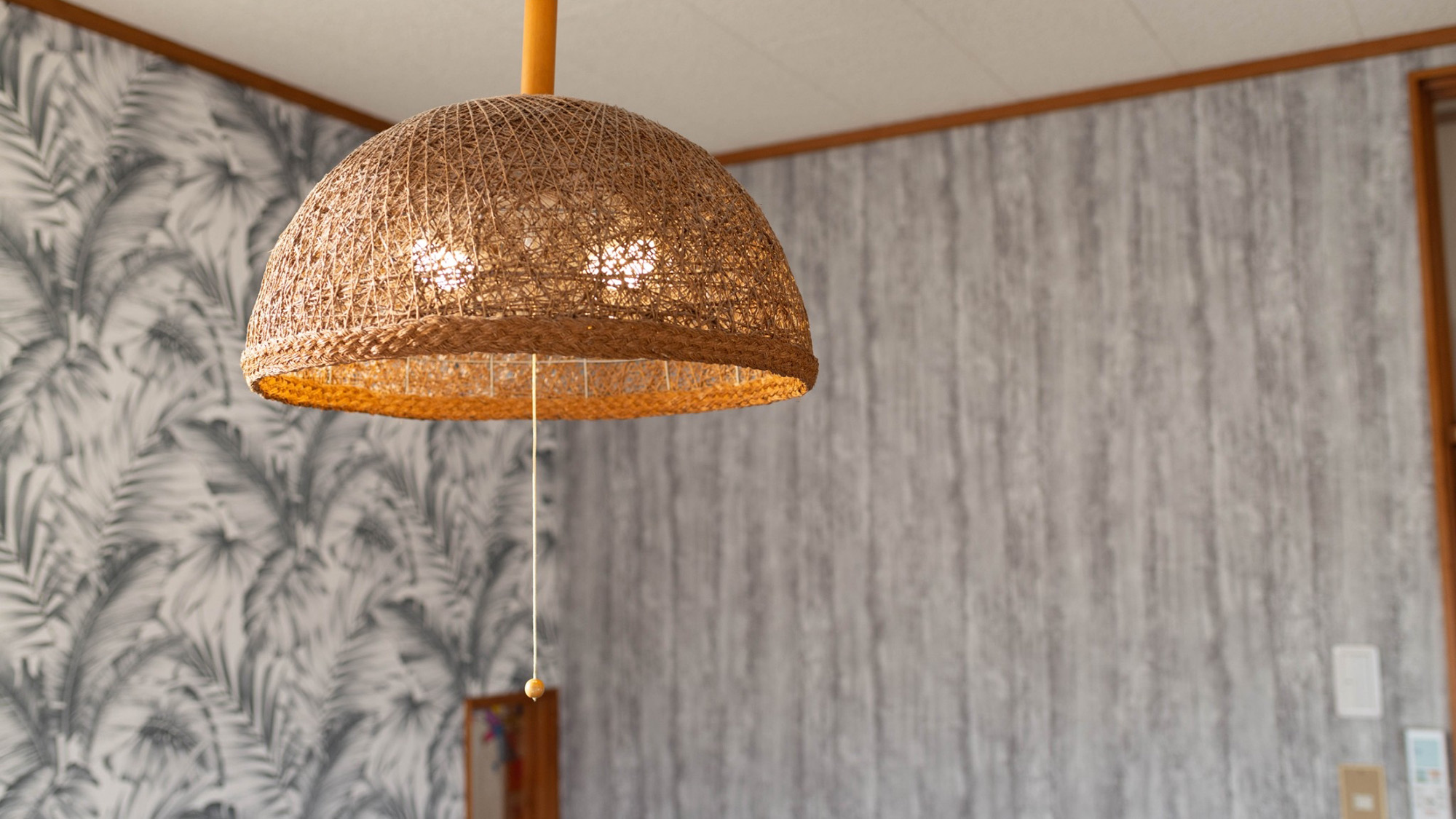 ・【2階寝室インテリア】ナチュラルな雰囲気に合ったランプシェード