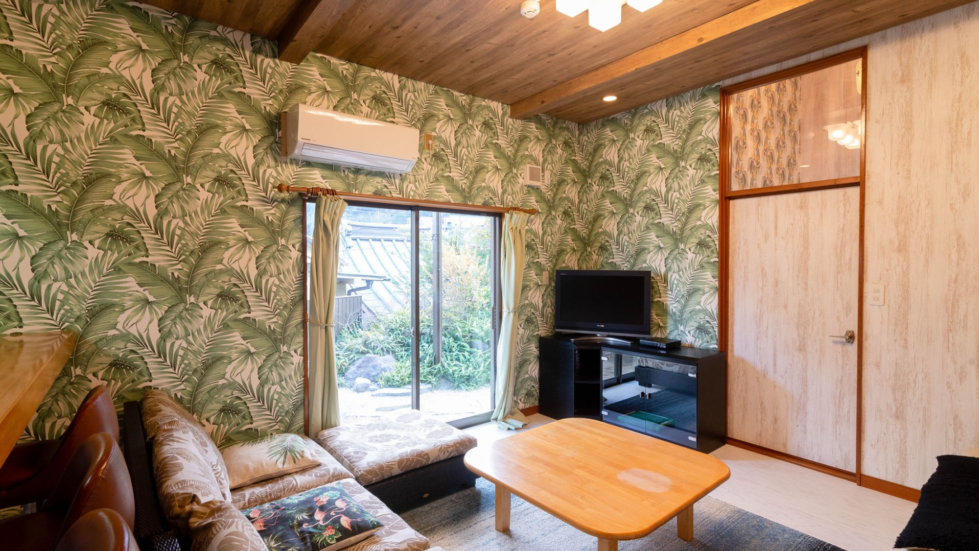 ・【リビング】ソファーに座ってゆったりお寛ぎいただけます