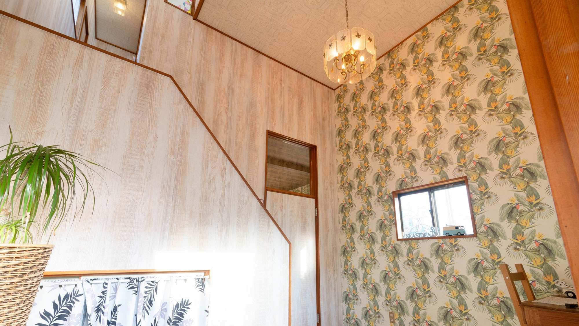 ・【玄関】葉っぱをモチーフにした個性的な壁紙が目をひきます