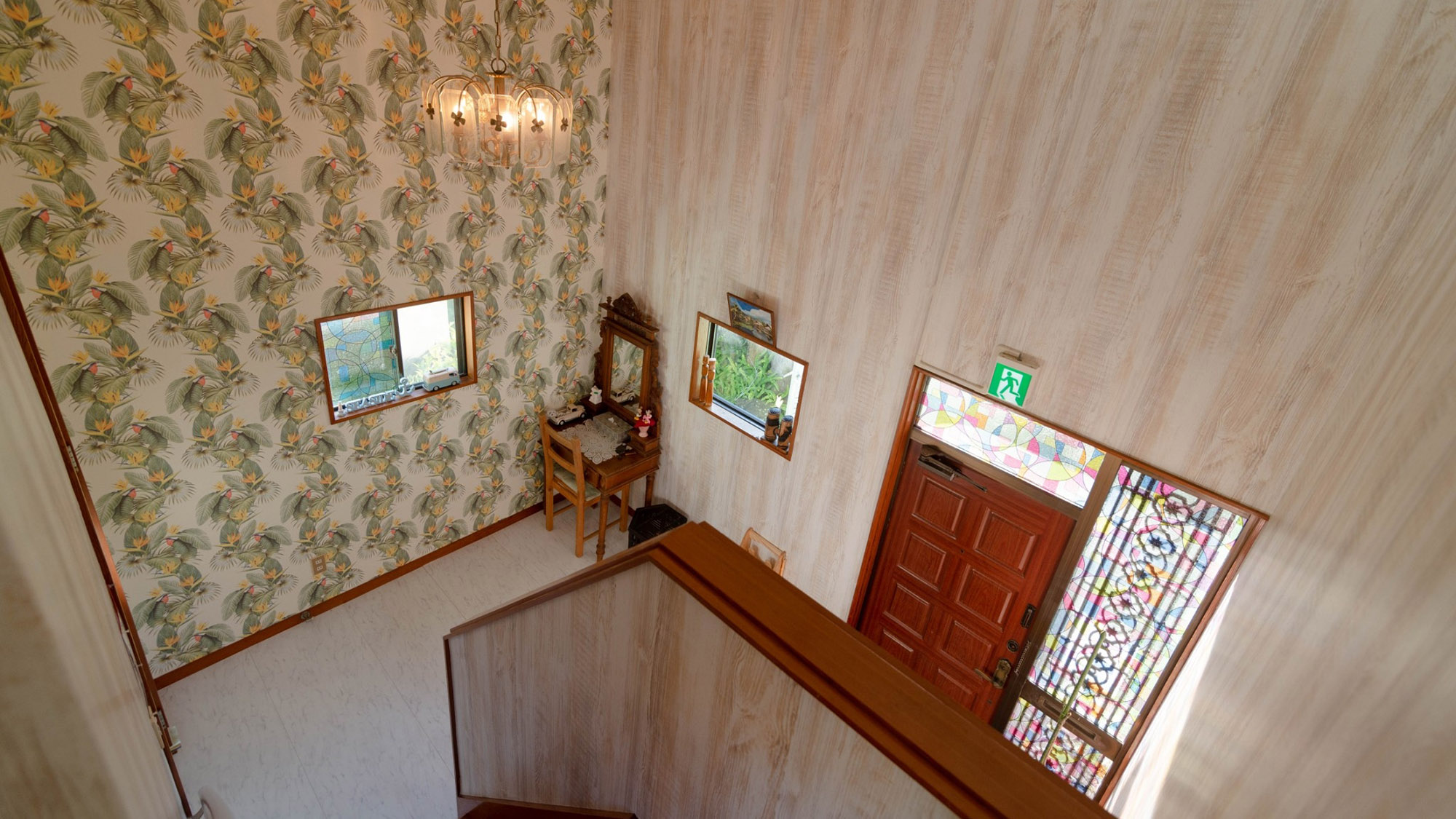 ・【玄関】階段部分が吹き抜けになっており高い天井が特徴