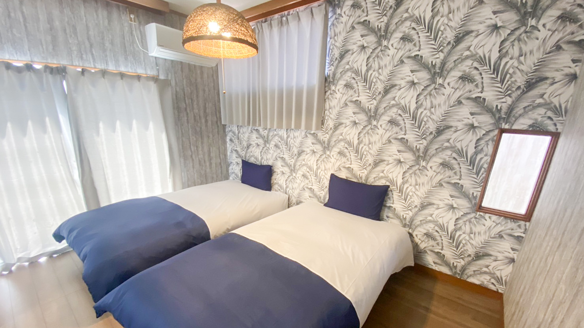 ・【2階寝室1】シングルベッド2台を設置。お部屋からベランダへ直接出られます