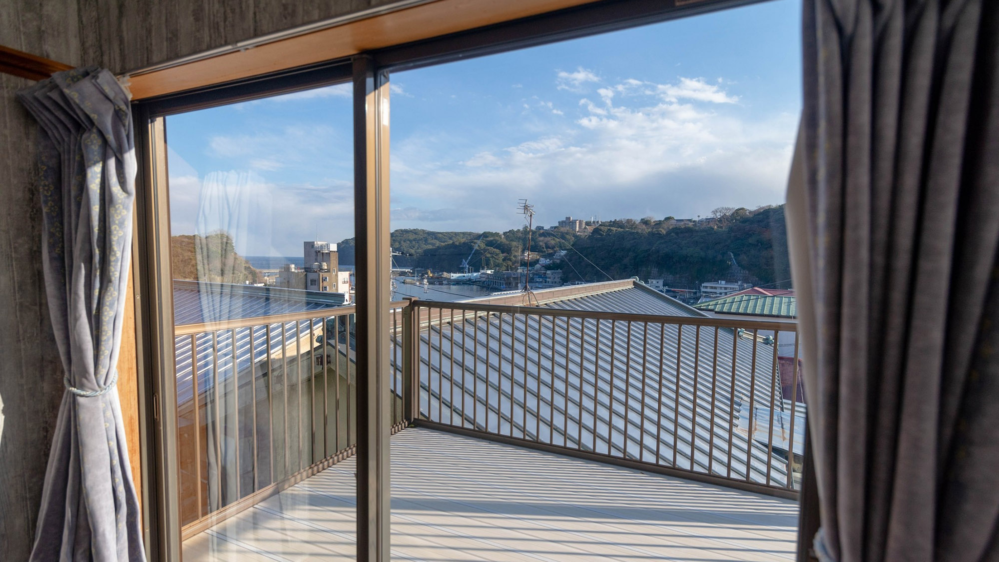 ・【2階寝室からの眺め】屋根越しに真鶴港を望むことができます