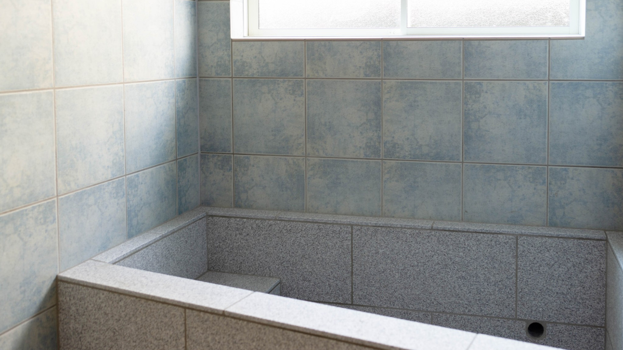 ・【バスルーム】白御影石を使用した石風呂でのんびりリラックス