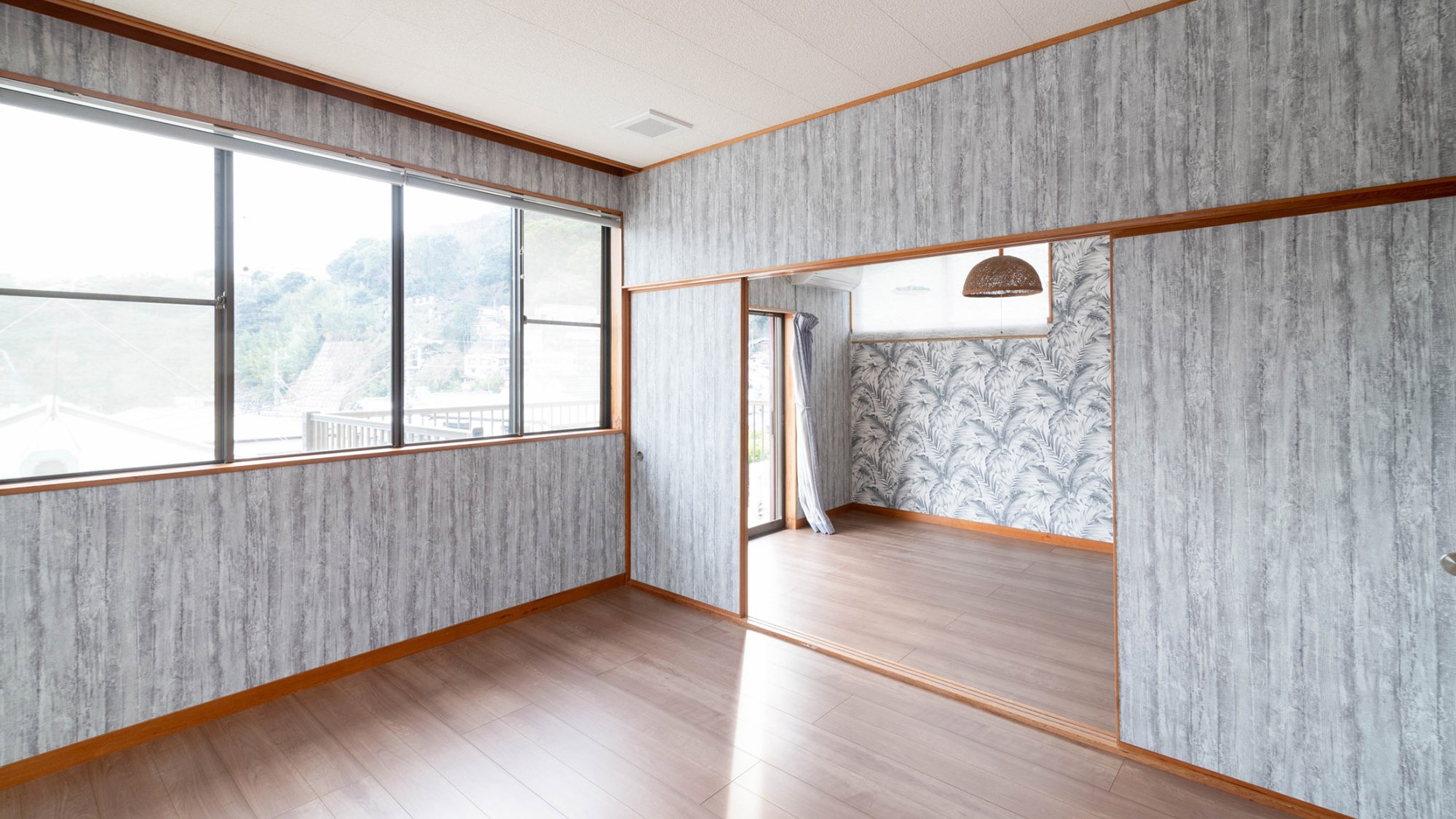 ・【2階寝室】2つの寝室には、どちらにも二方向に窓があり風通し・日当たり良好