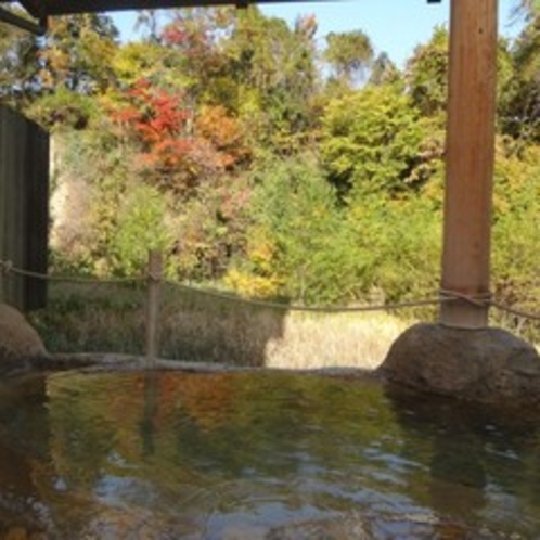 藤三旅館浴場・紅葉を望む露天風呂「桂の湯」（女湯）