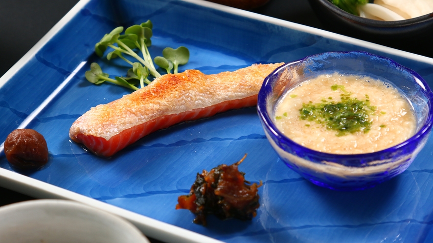 【朝食一例】ふるさと朝食プレート～富士の介ハラス・山芋・辛味噌・梅干し～