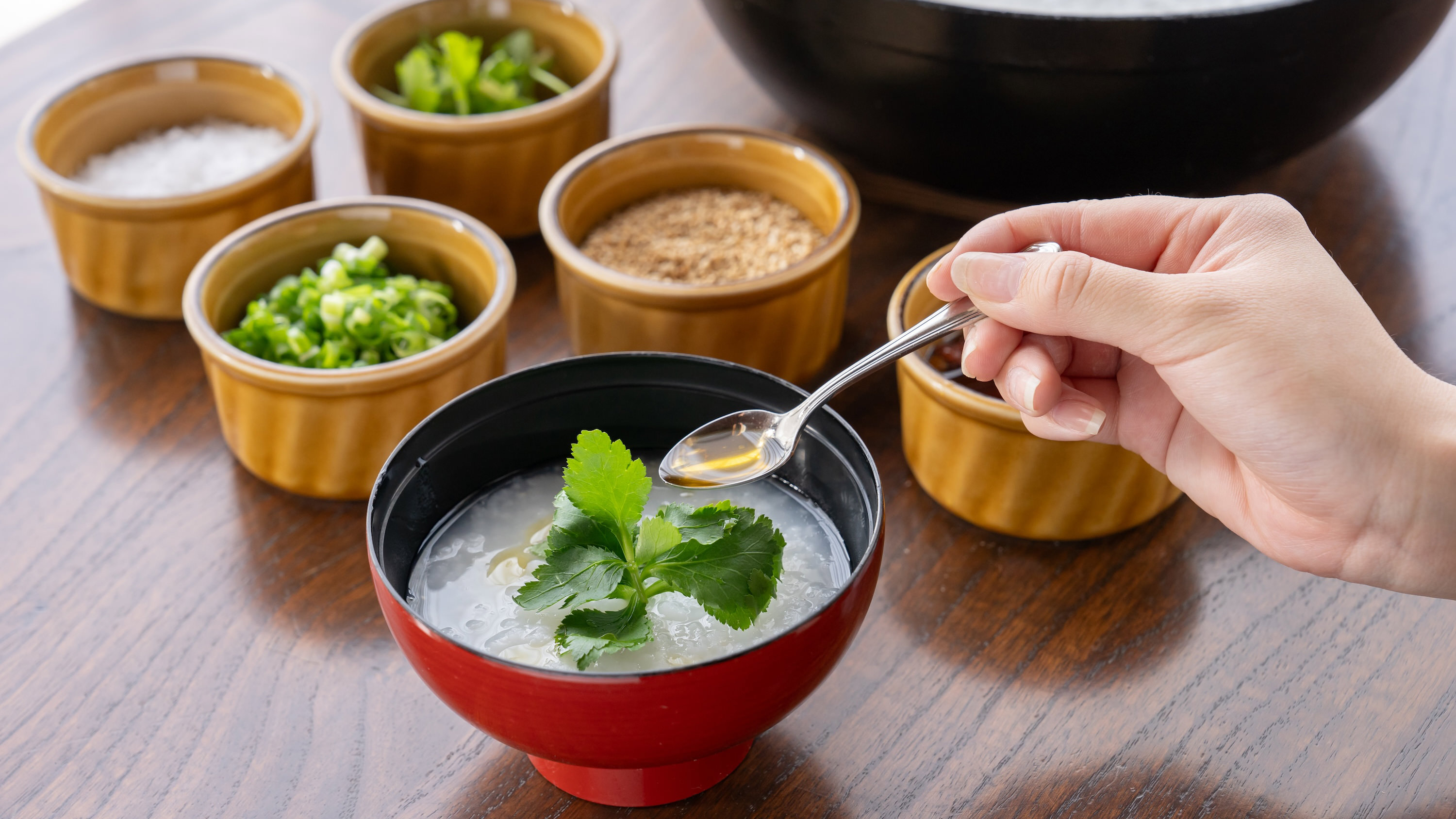【朝食ハーフビュッフェ】お粥にお好みの味噌と薬味を合わせて楽しむ