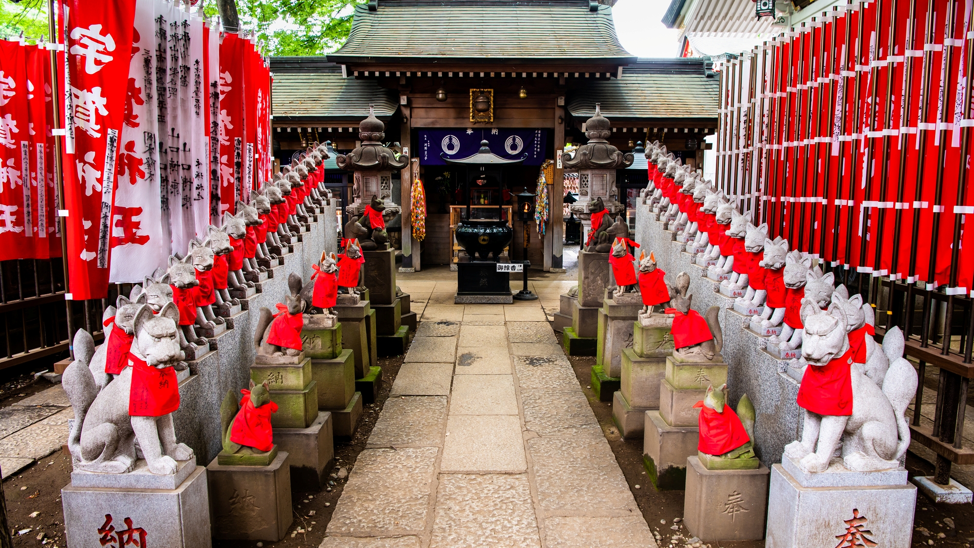 【当館から徒歩10分】開運、商売繁盛の神様。境内の狐像は写真映えする「豊川稲荷東京別院」