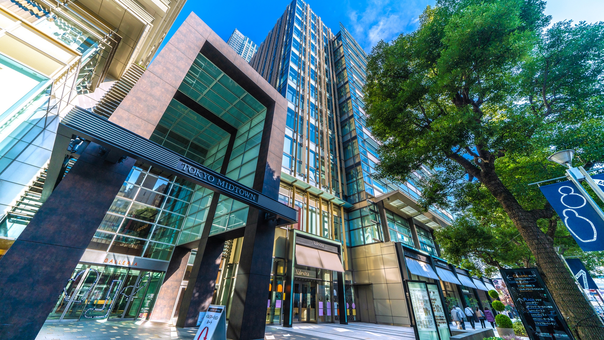 【当館から徒歩15分】商業施設やホテルがある複合ビル。庭園やアートも楽しめる「東京ミッドタウン」