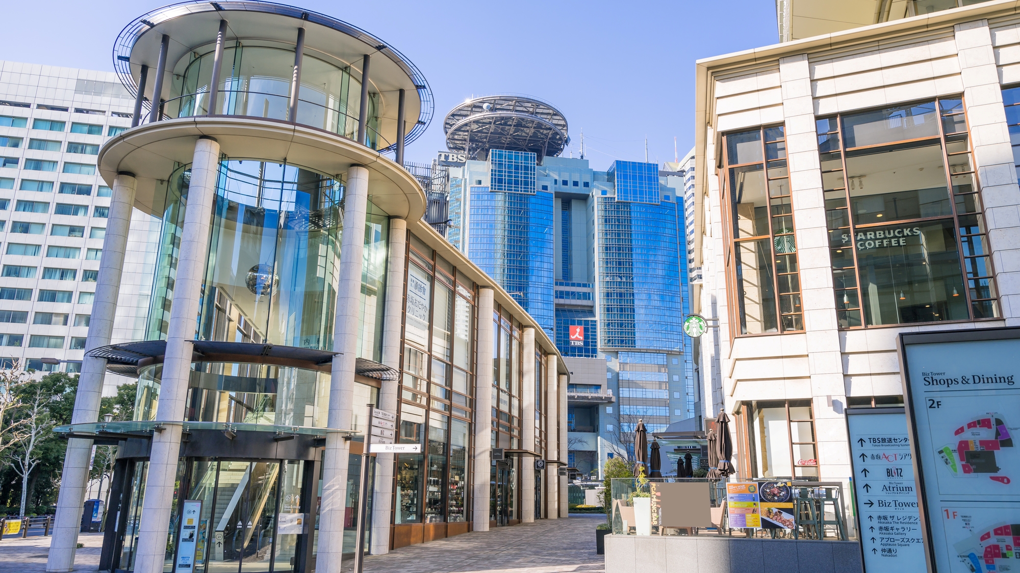 【当館から徒歩3分】TBS放送センターやホールがある複合施設。季節のイベントも開催「赤坂サカス」