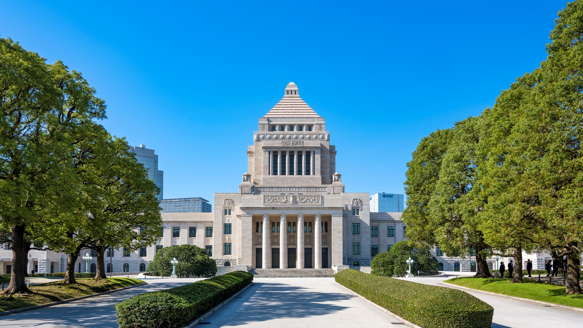 【当館から徒歩15分】荘厳な外観が特徴的。内部は予約不要で見学可能「国会議事堂」