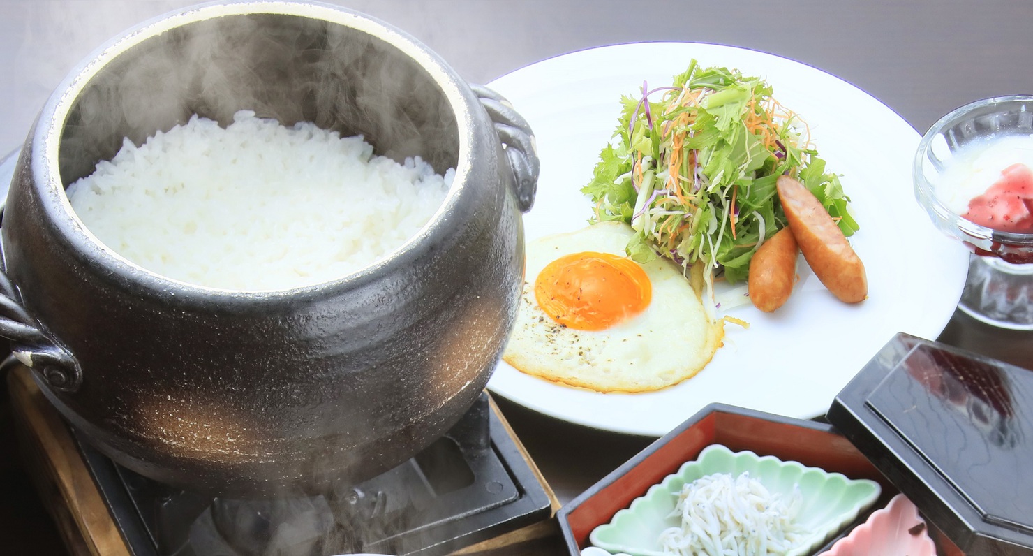 【朝食】炊き立てご飯と焼きたての目玉焼※イメージ