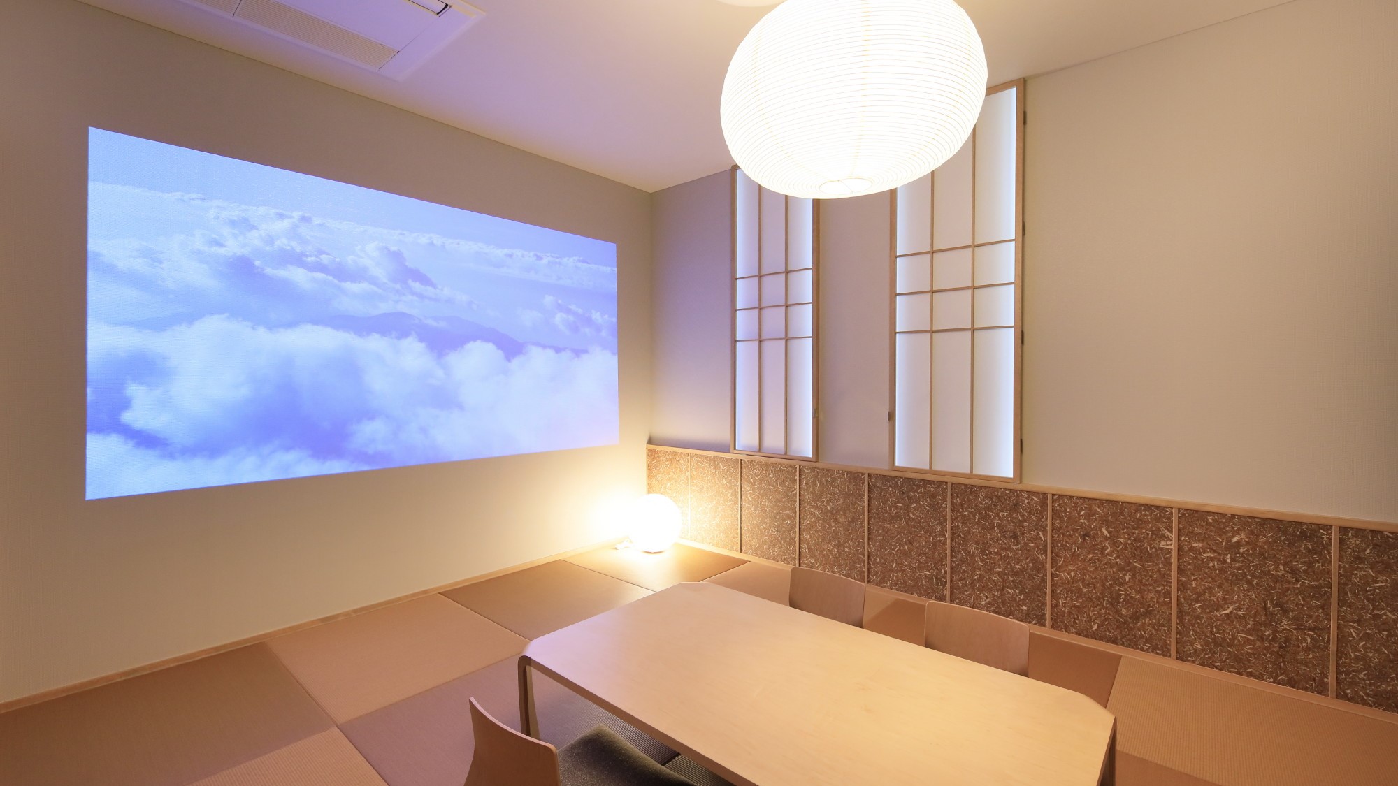 【ラグジュアリースイート】お部屋にはプロジェクター完備