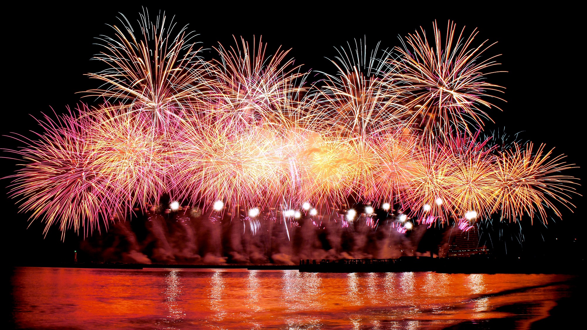 【熱海海上花火大会】年間を通して行われる人気の花火大会