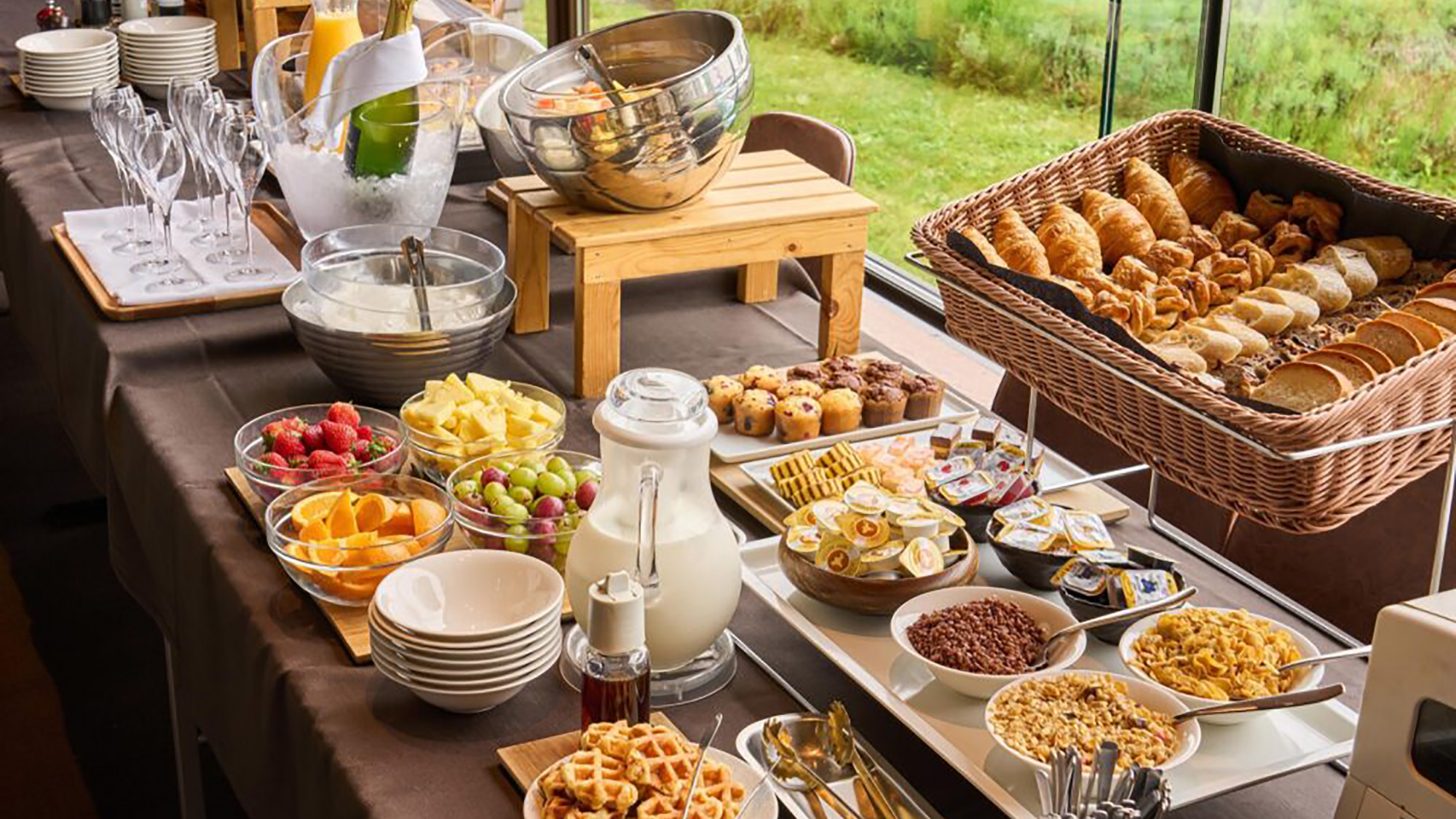 【朝食】ついつい手が伸びてしまう、ミニサイズのパンやワッフル、フレッシュフルーツ