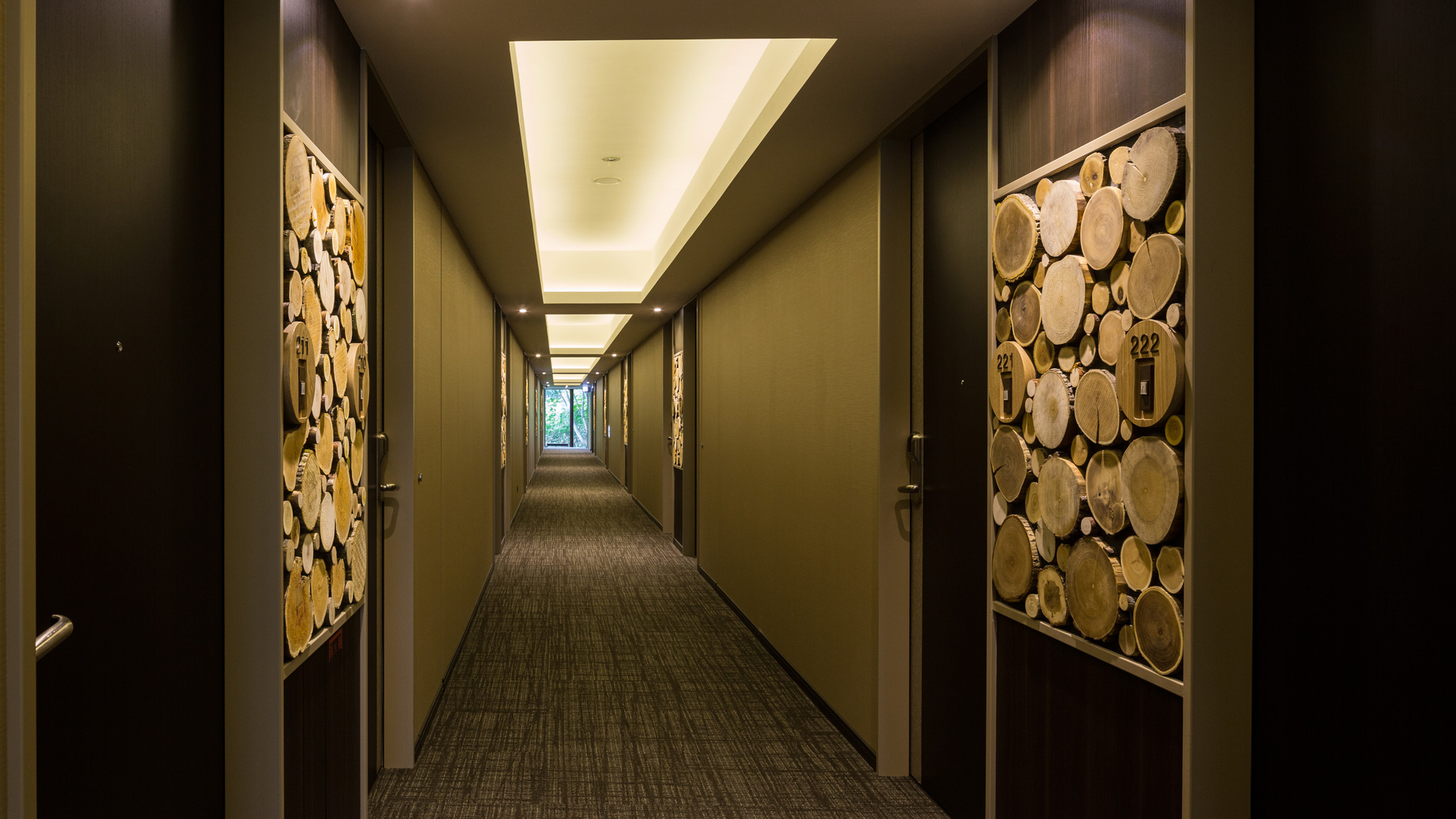 ホテルの建設時に伐採した木を廊下の装飾に再活用しています