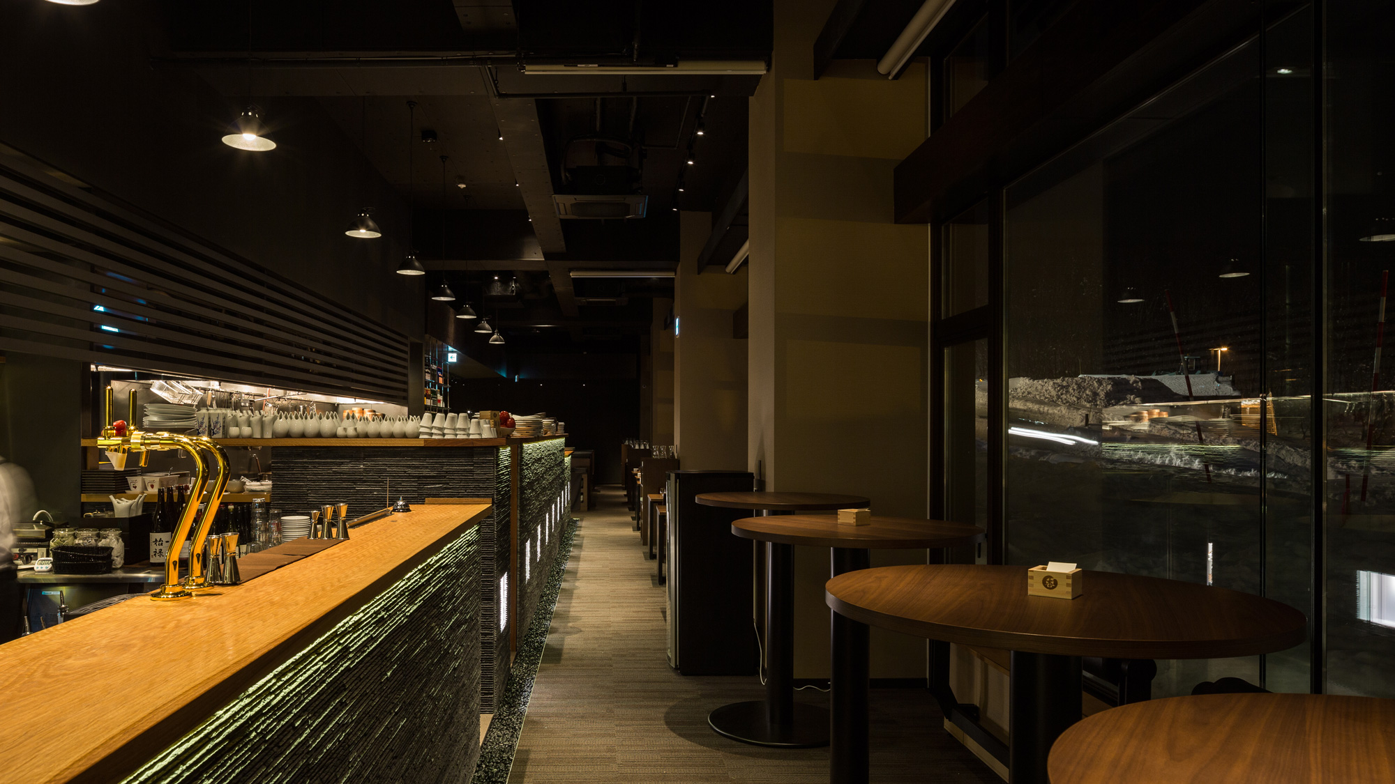 【杏ダイニング】日没後の店内はシックな雰囲気です