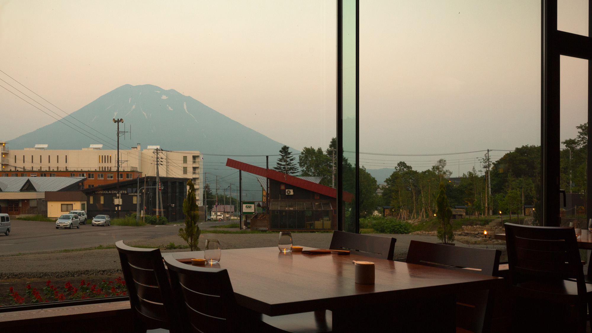 【杏ダイニング】天気の良い日には羊蹄山が望めます