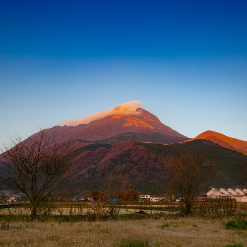 秋の真っ赤な由布岳