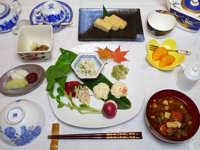 【朝食】玄米も選べて、「郷土の季節料理ご膳」：お正月は「おせち料理ご膳」になります。