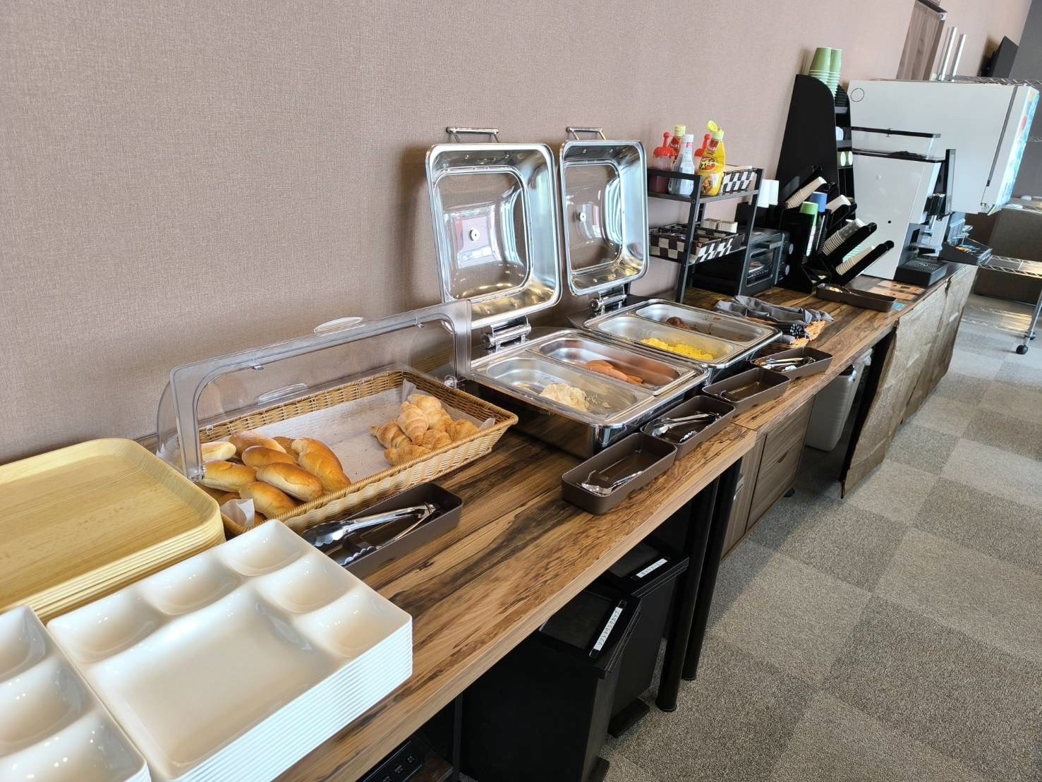 インターネット対応40インチテレビ！広々つくえ・高速Wi-Fi【軽食ビュッフェ付き】